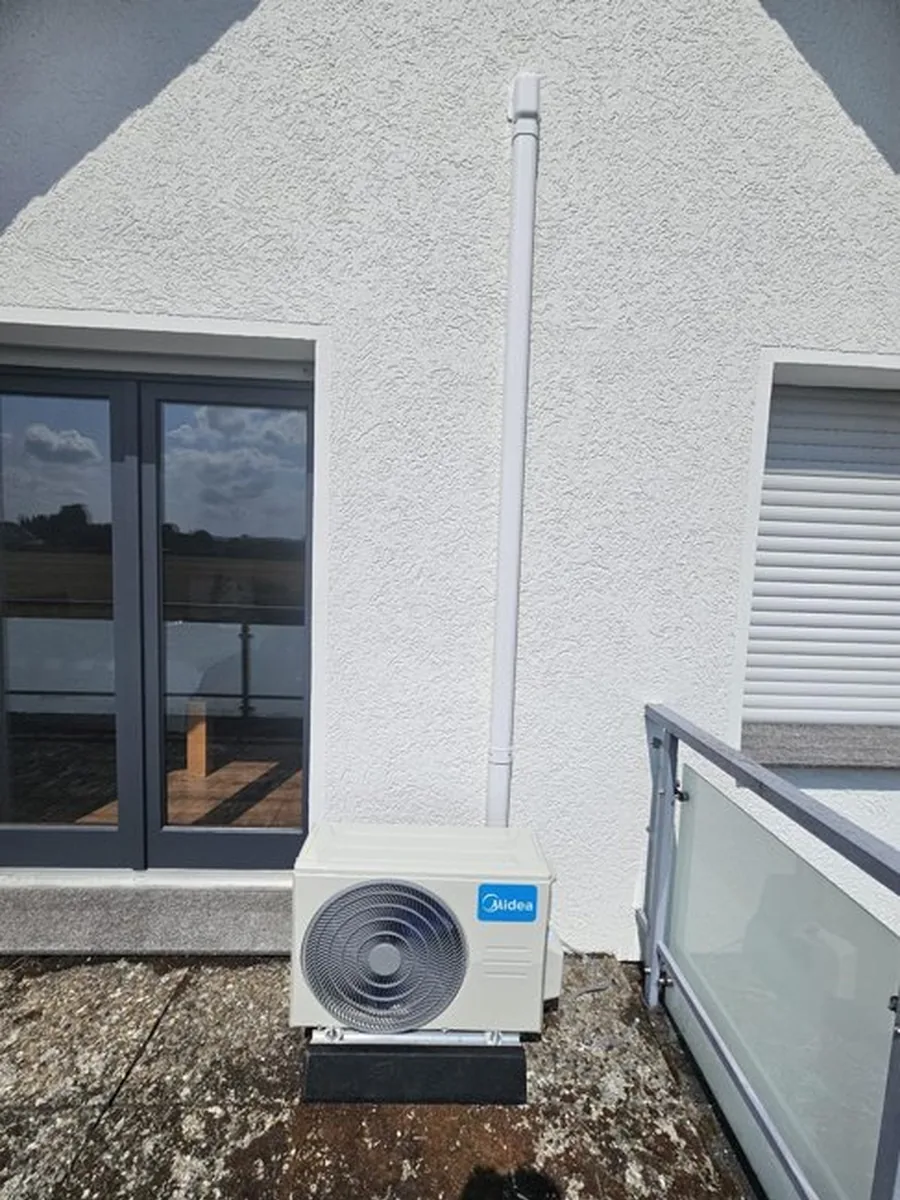 Midea Außengerät auf dem Balkon
