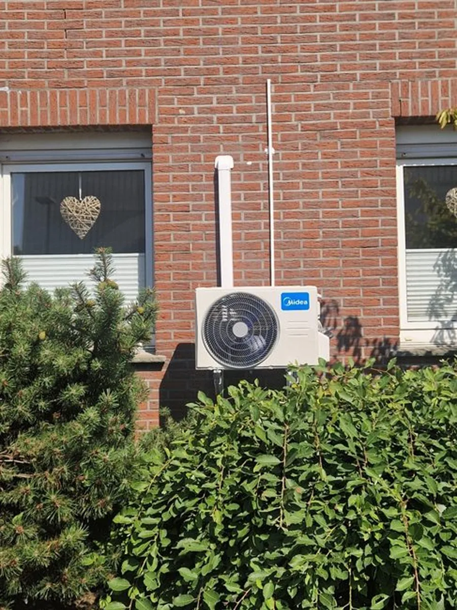 Midea Außengerät an der Hauswand