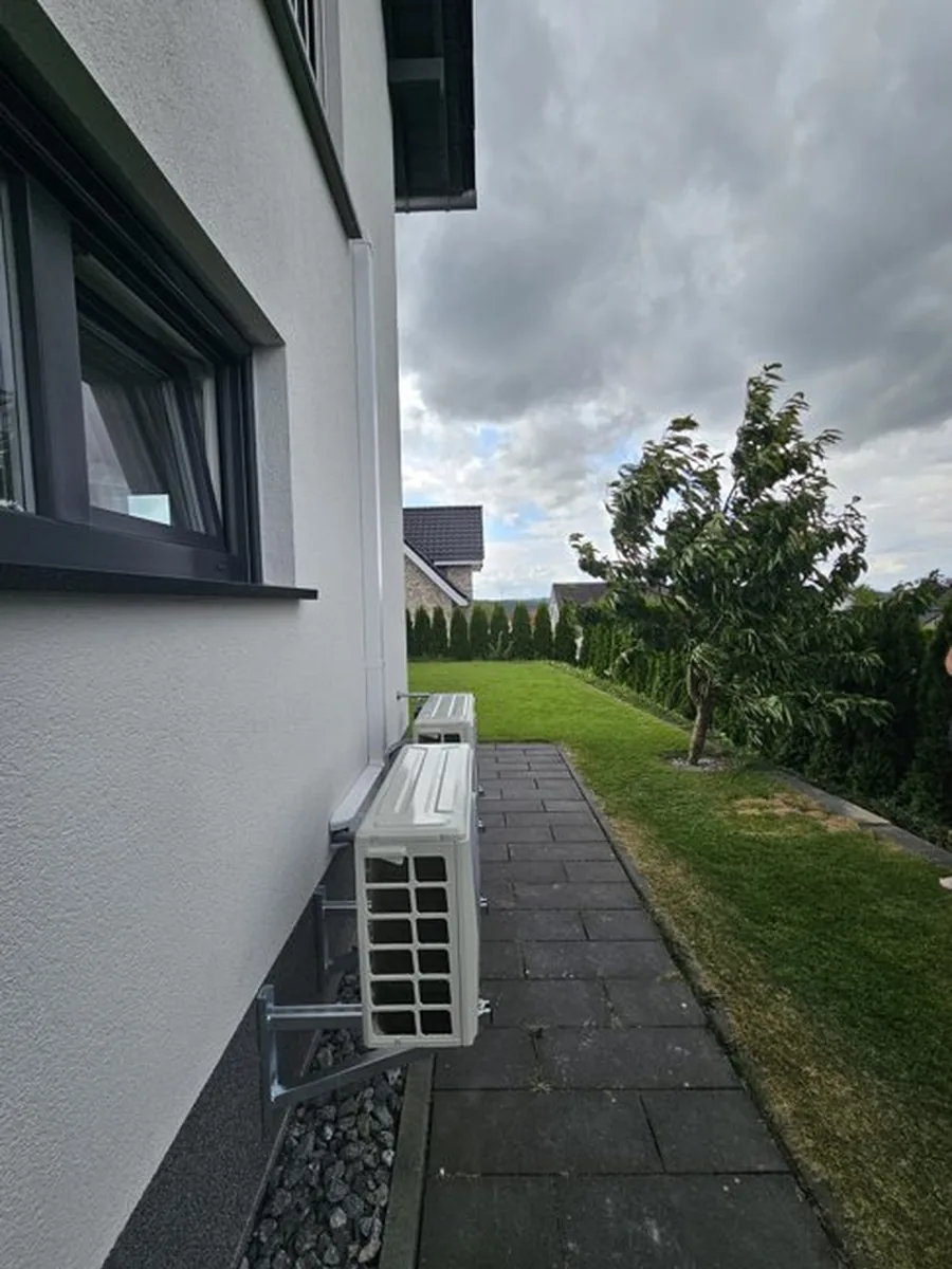 Zwei Außengeräte sauber an der Hauswand
