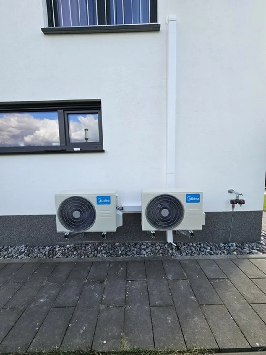 Zwei Midea-Außengeräte fertig montiert